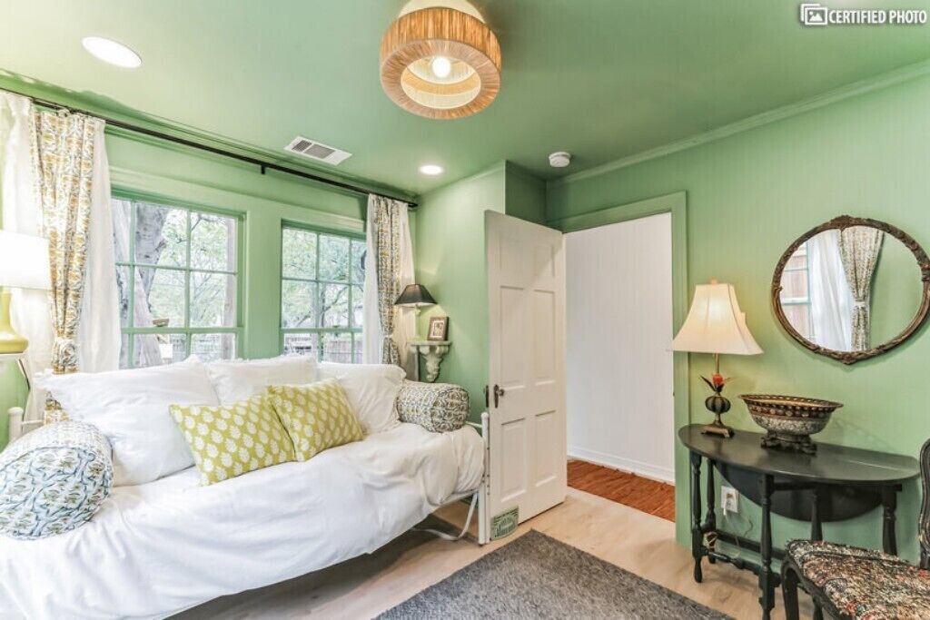 Photo of Livingroom in Little Forest Hills