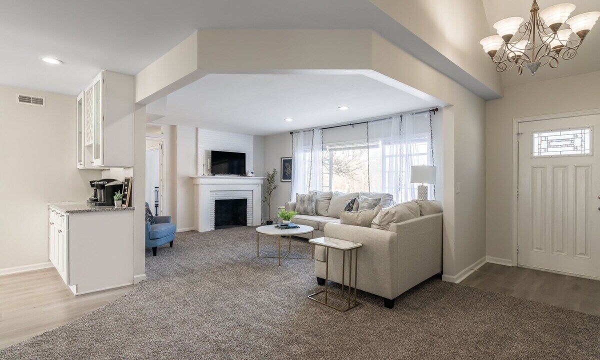 Photo of Livingroom in Lake Waukomis