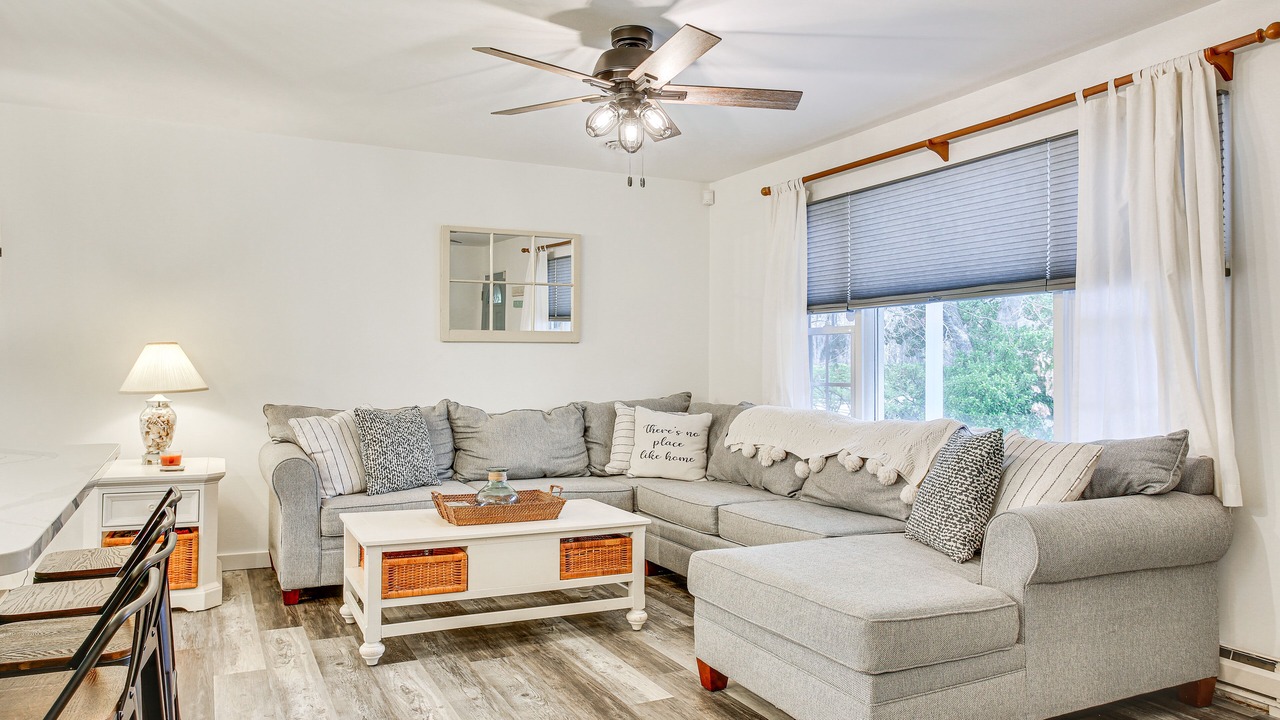 Photo of Livingroom in Town Bank