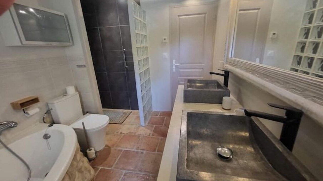 Photo of Bathroom in Engayrac