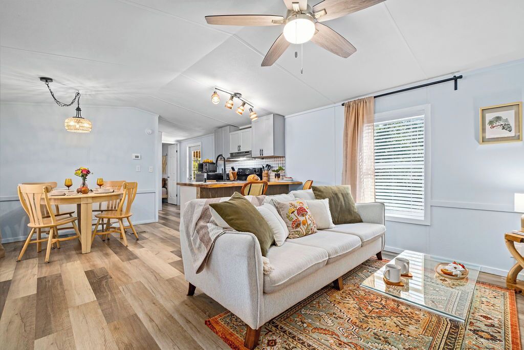 Photo of Livingroom in Lake City