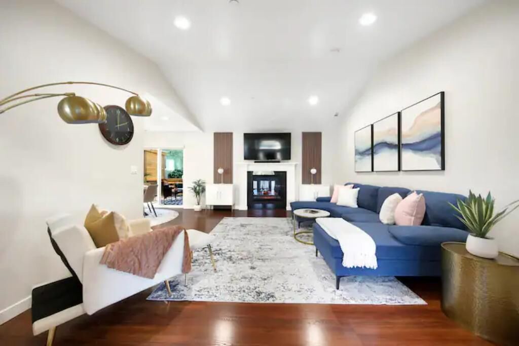 Photo of Livingroom in Seattle Metro Area