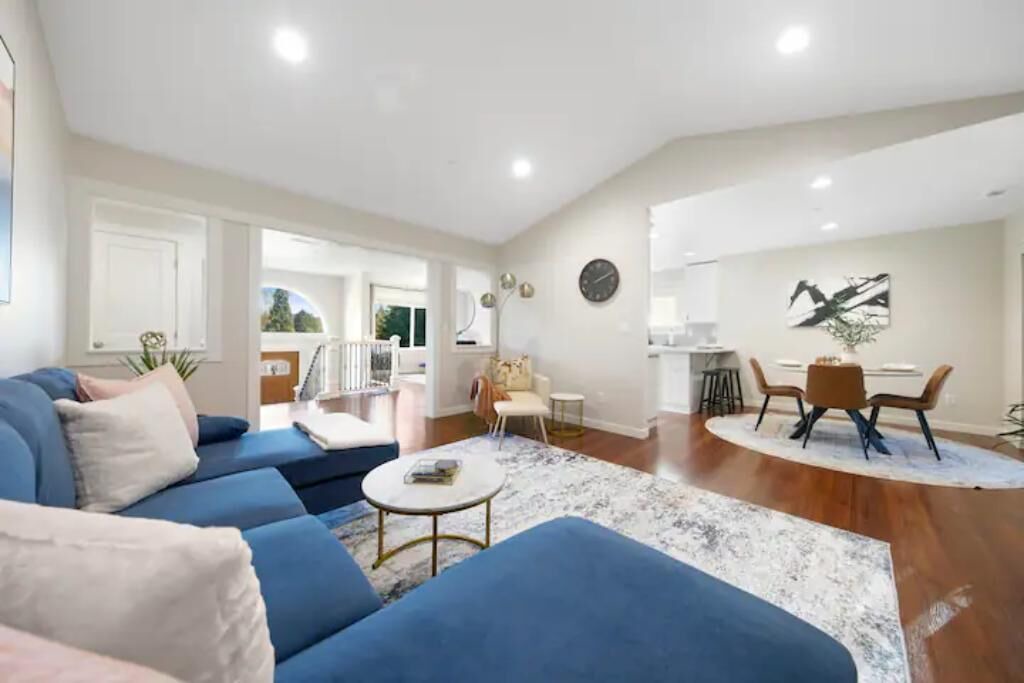 Photo of Livingroom in Seattle Metro Area