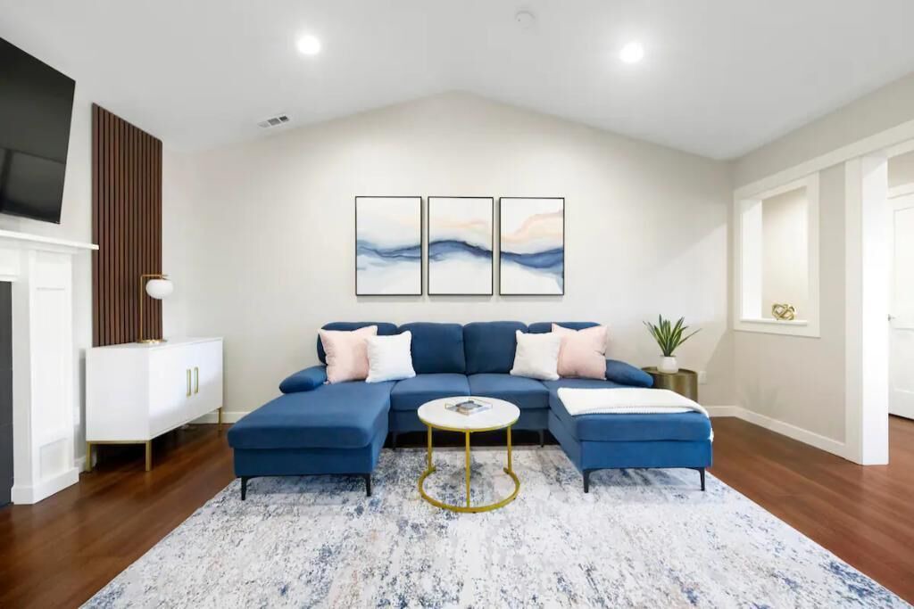 Photo of Livingroom in Seattle Metro Area