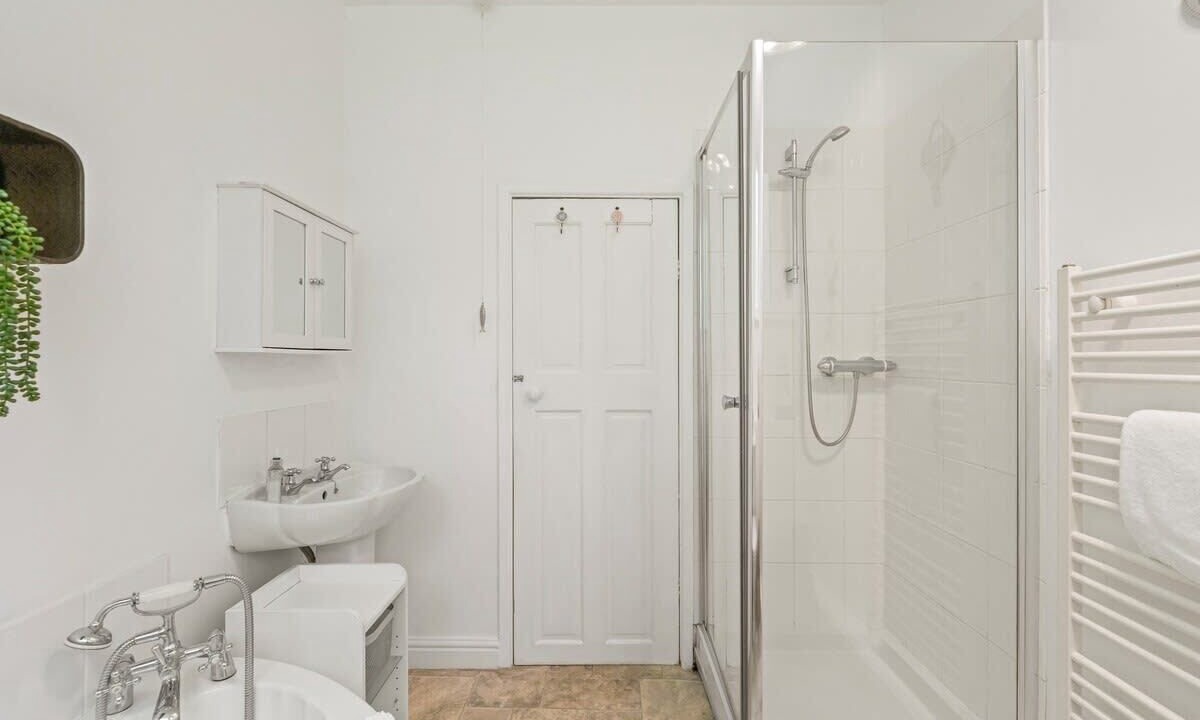 Photo of Bathroom in Looe