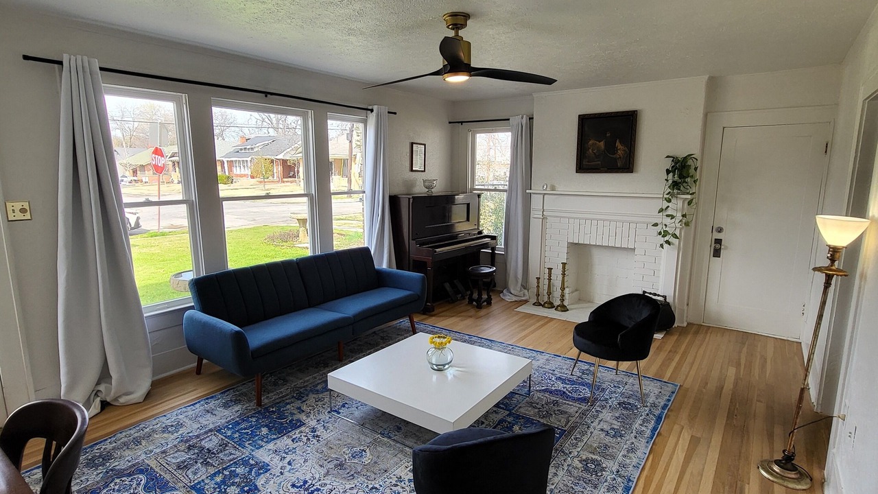 Photo of Livingroom in Junius Heights