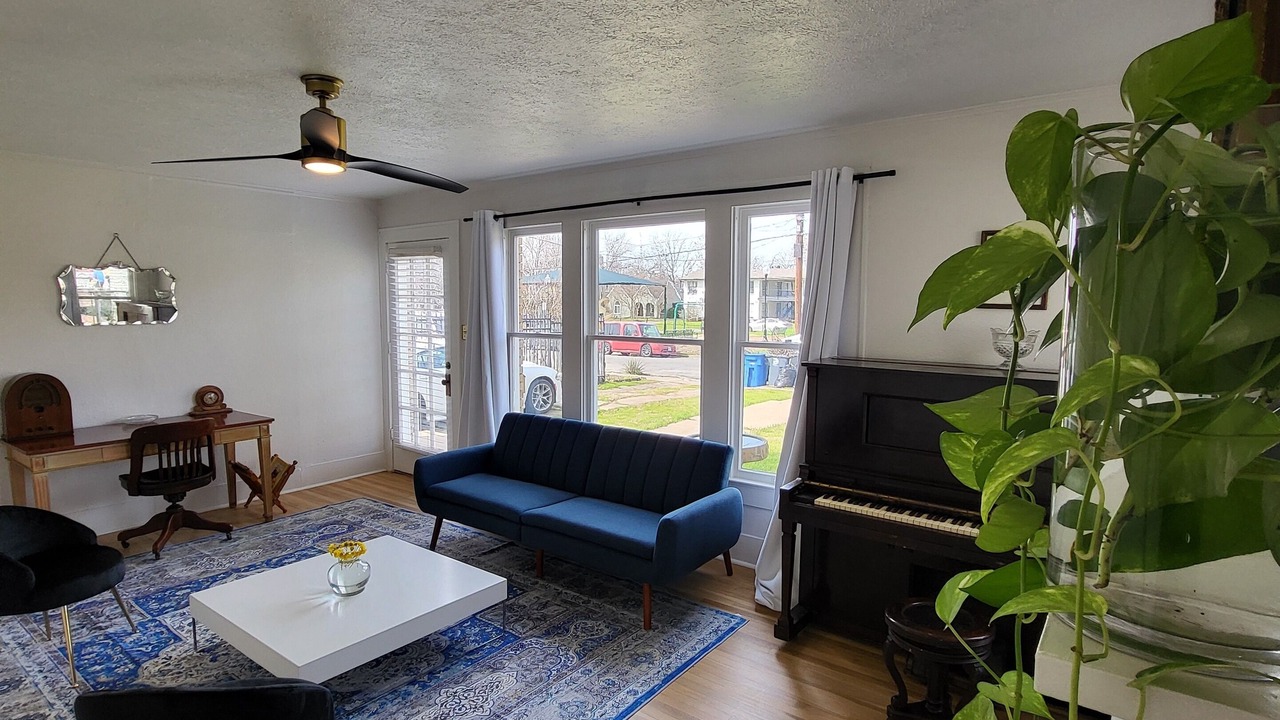 Photo of Livingroom in Junius Heights