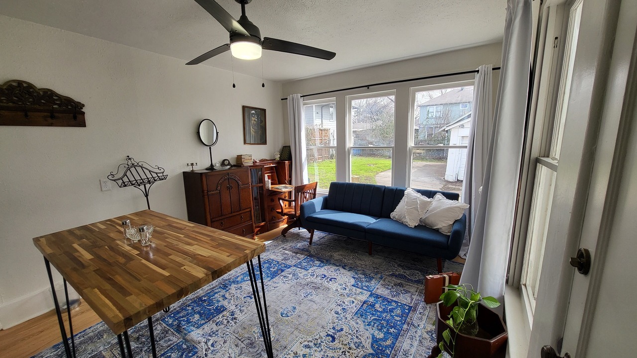 Photo of Livingroom in Junius Heights