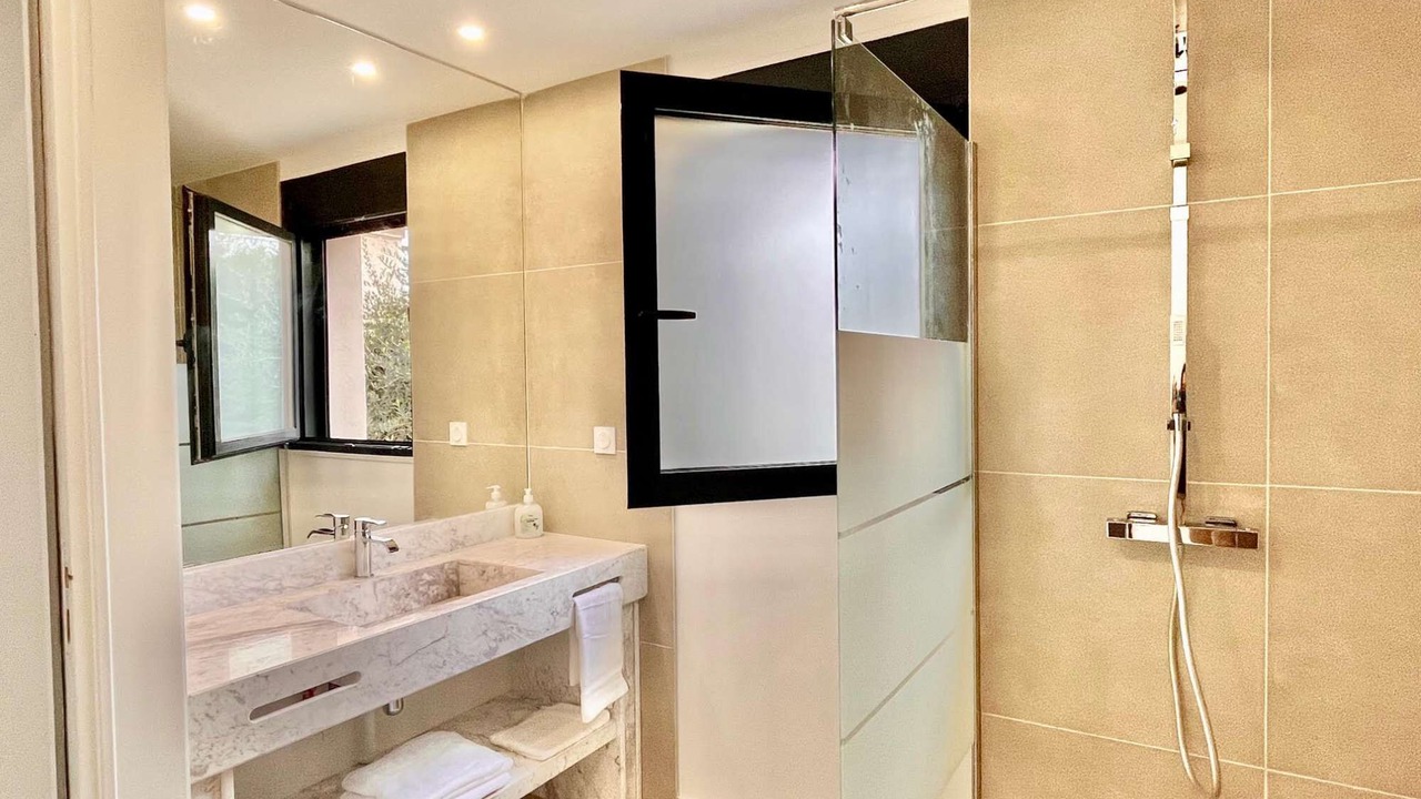 Photo of Bathroom in Vanves