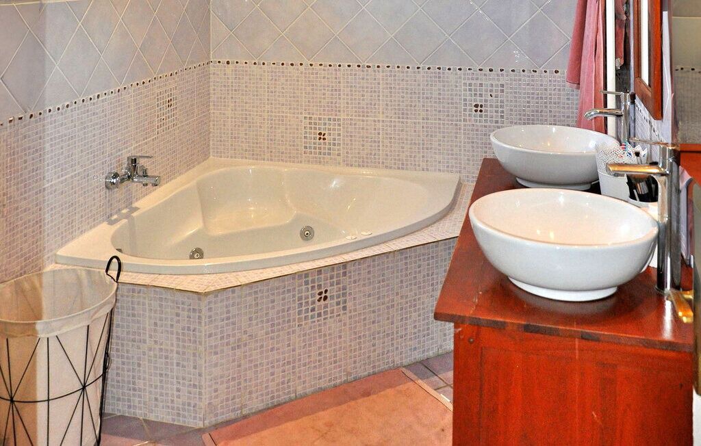 Photo of Bathroom in Chateauneuf-de-Gadagne