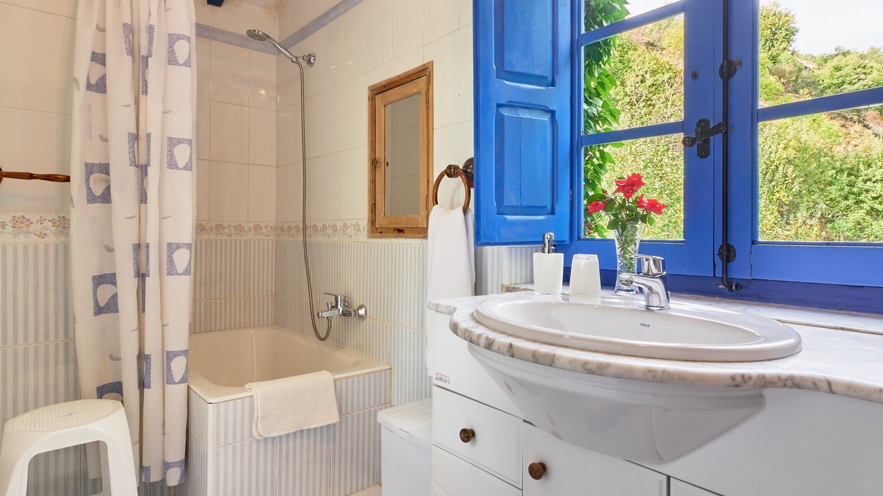 Photo of Bathroom in La Pola de Gordon