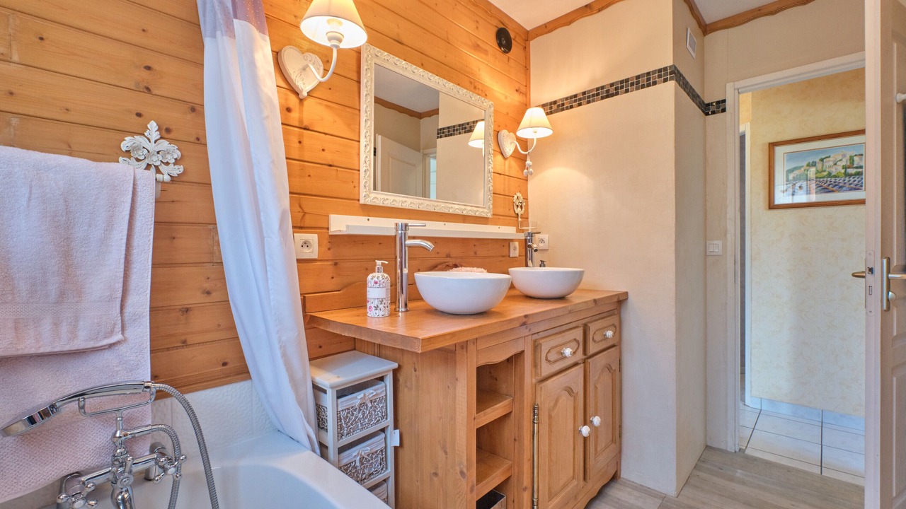 Photo of Bathroom in Saint-Pierre-de-Genebroz