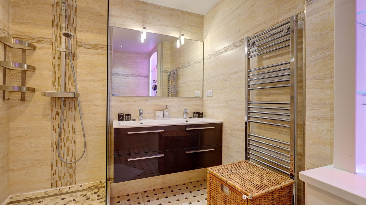 Photo of Bathroom in Combat