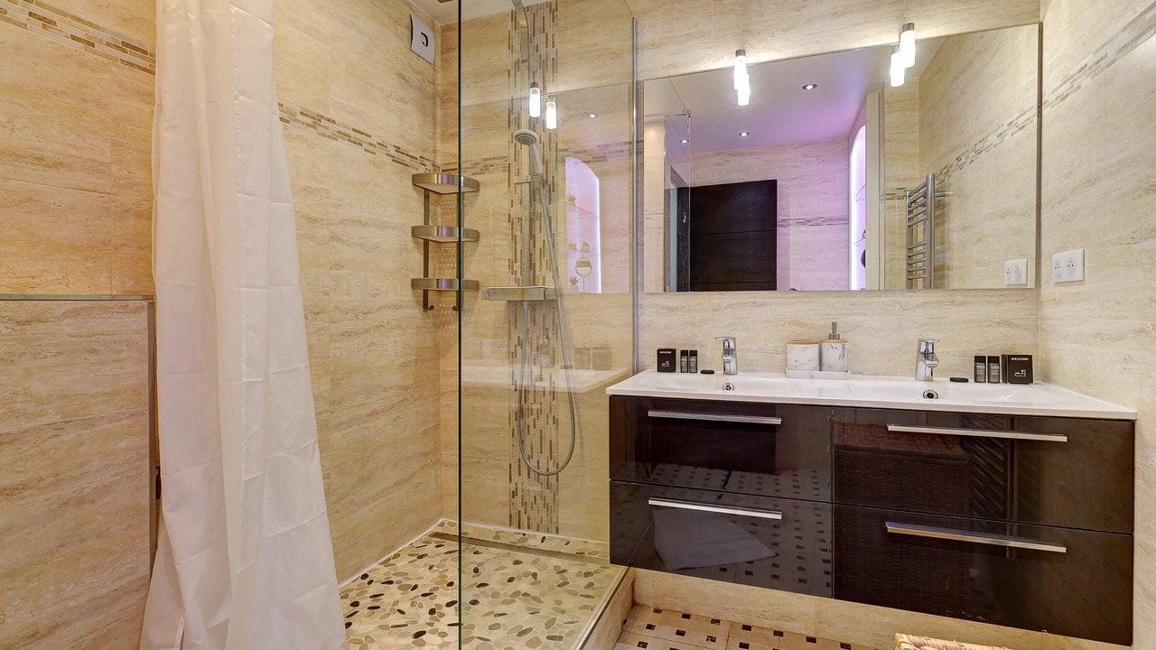 Photo of Bathroom in Combat