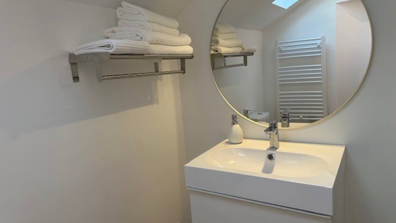 Photo of Bathroom in Poincare - Foch - Anatole France - Croix de Bourgogne