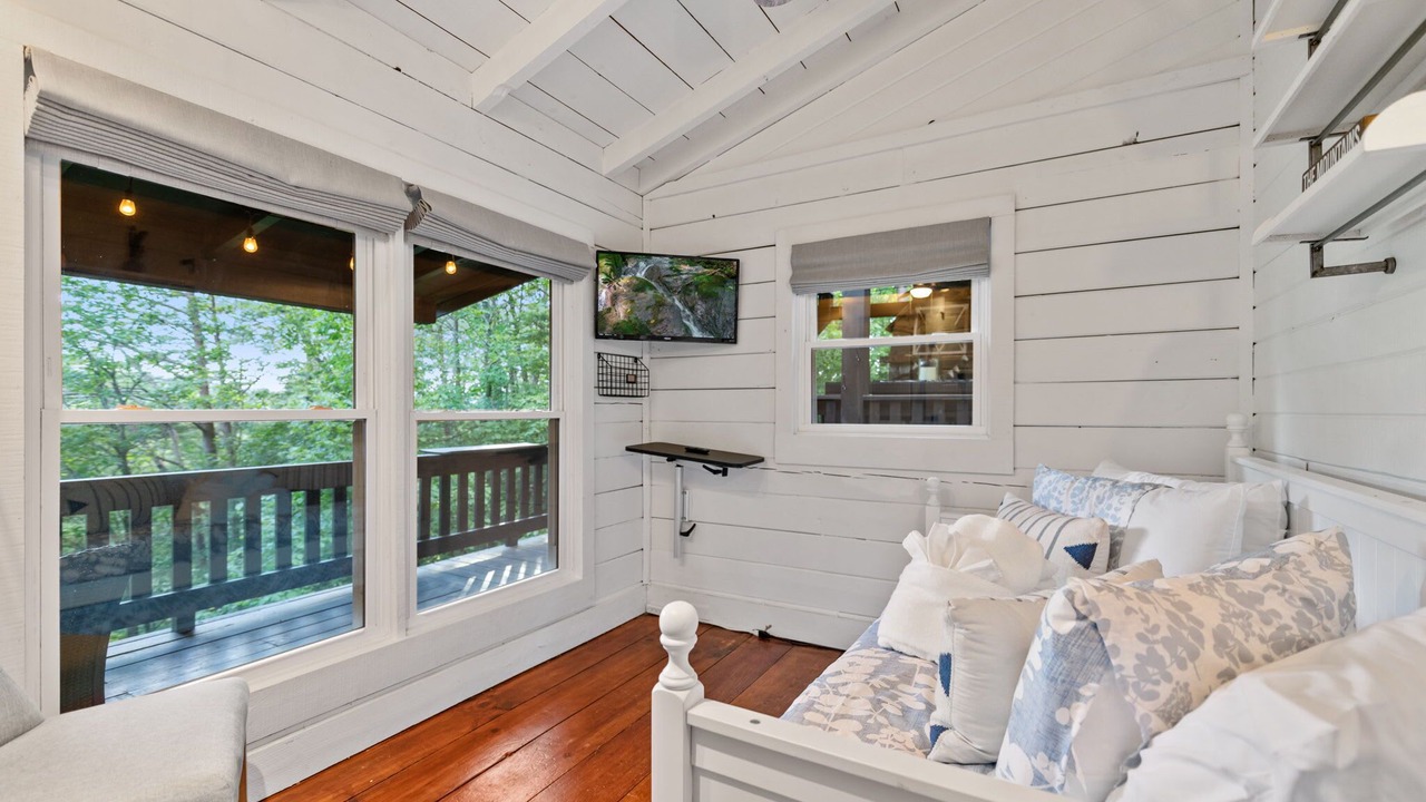 Photo of Livingroom in Cherry Log