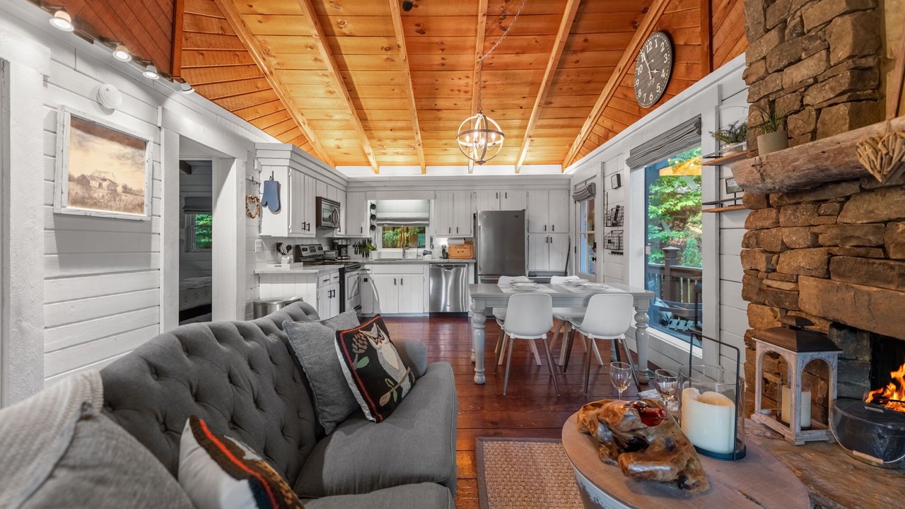 Photo of Livingroom in Cherry Log