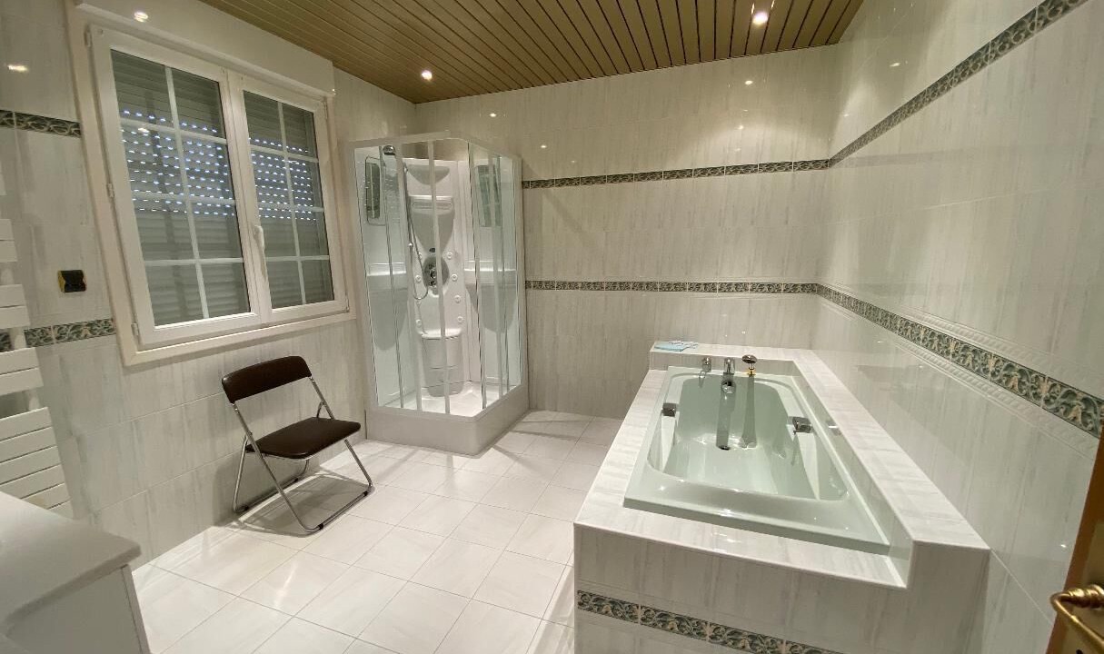 Photo of Bathroom in Saint-Quentin-en-Tourmont