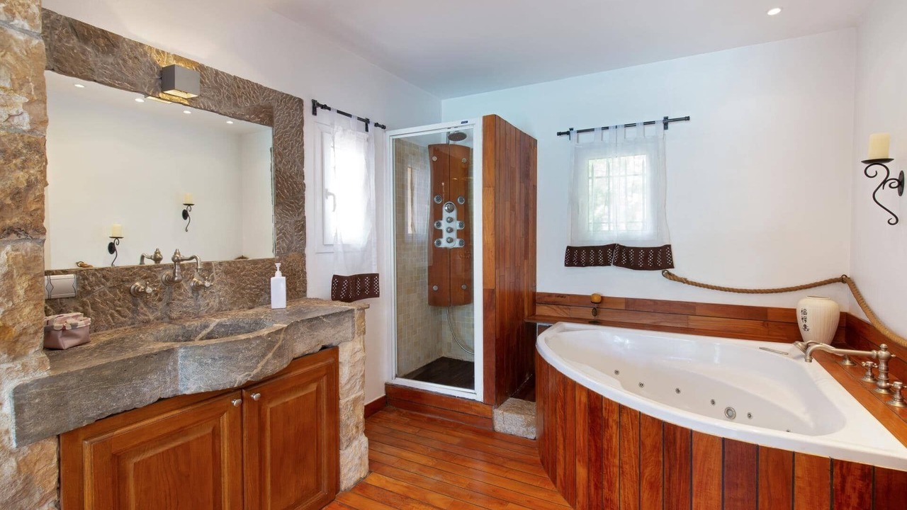 Photo of Others in Cabris