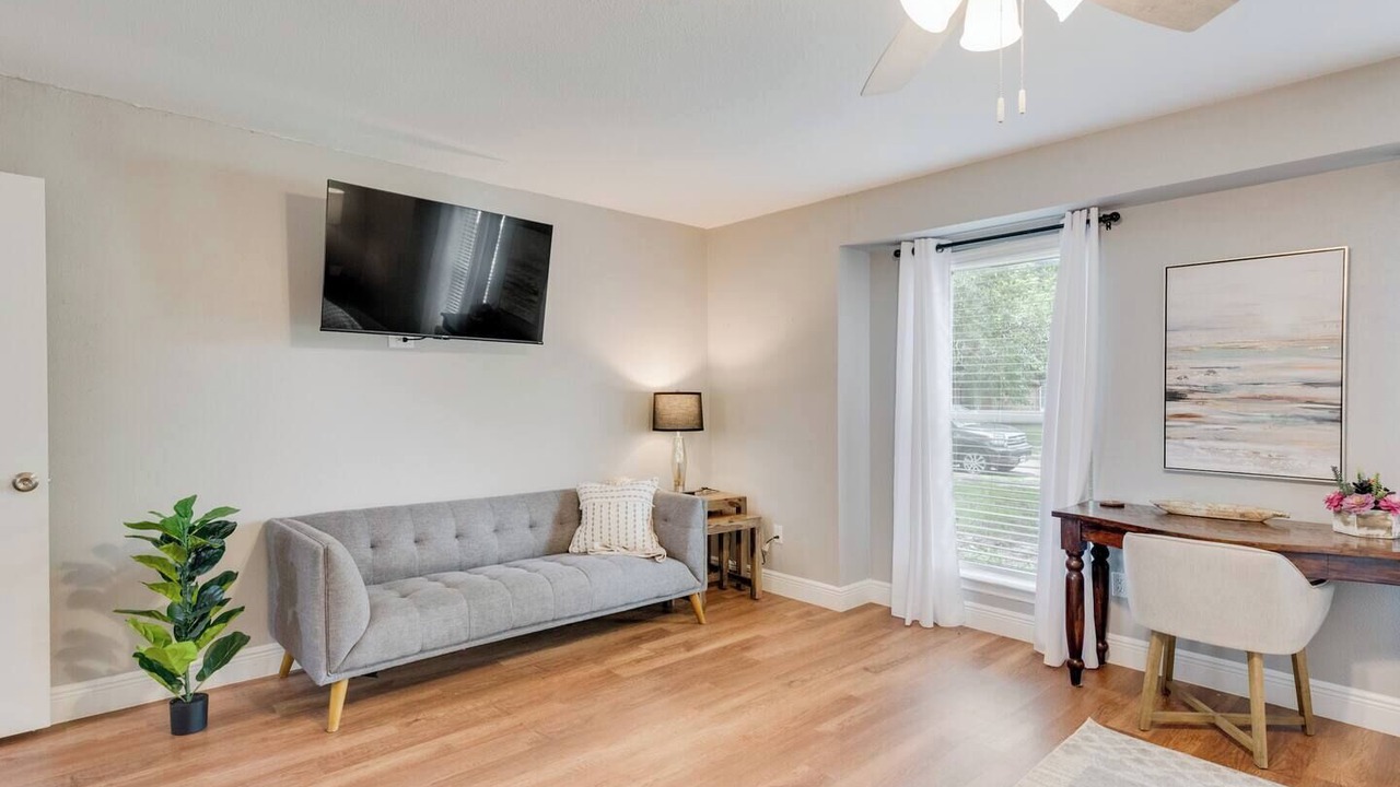 Photo of Livingroom in Northeast Carrollton