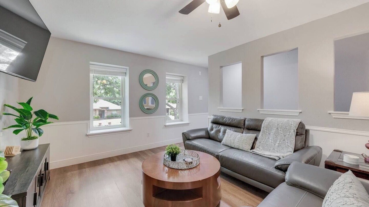 Photo of Livingroom in Northeast Carrollton