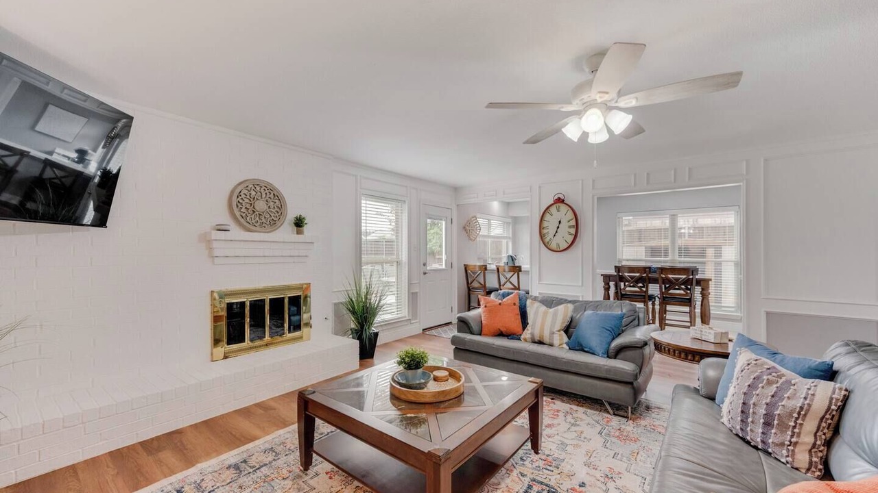Photo of Livingroom in Northeast Carrollton