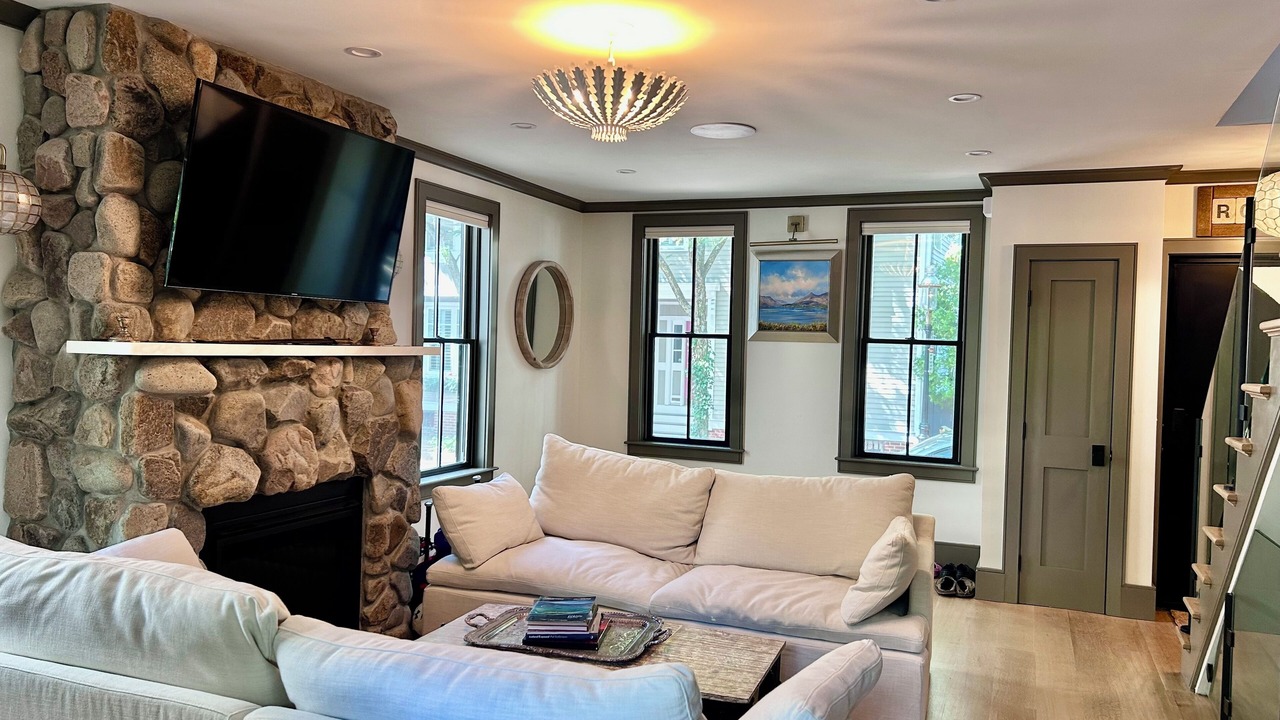 Photo of Livingroom in Thompson Square - Bunker Hill