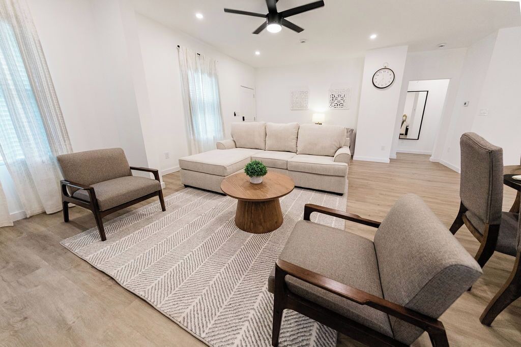 Photo of Livingroom in Government Hill