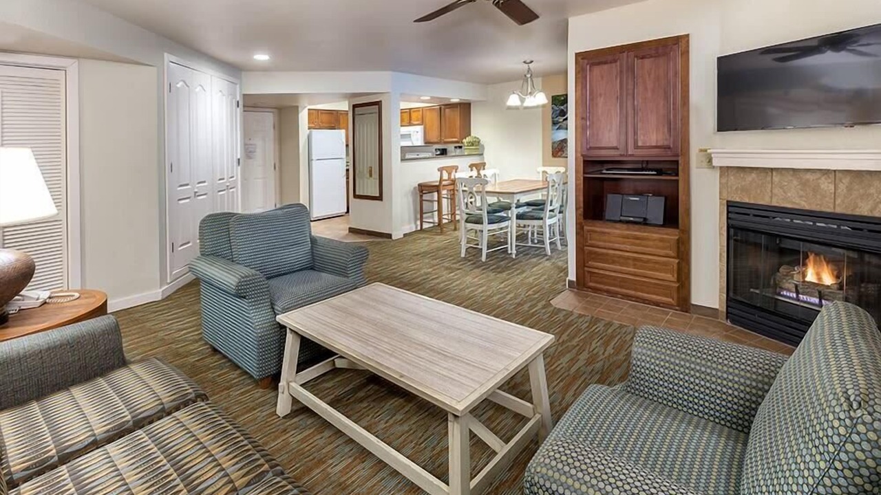 Photo of Livingroom in Round Hill Village