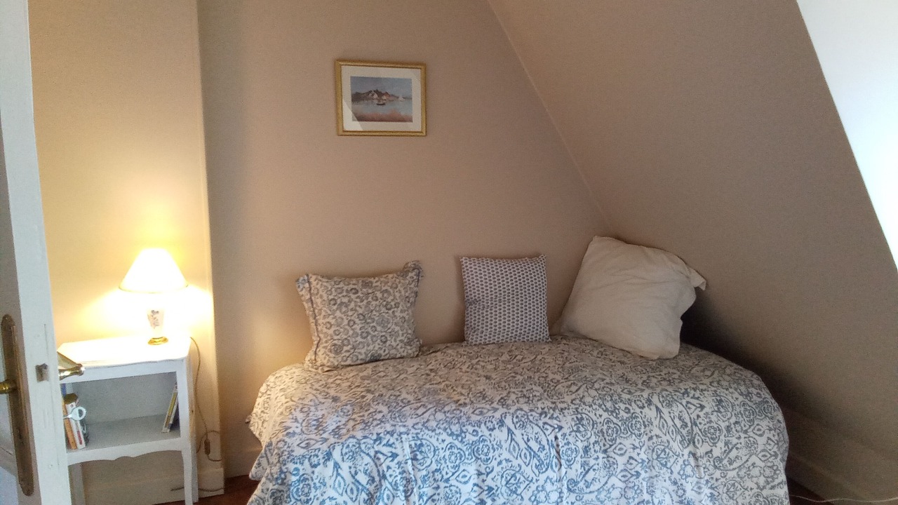 Photo of Bedroom in Genis