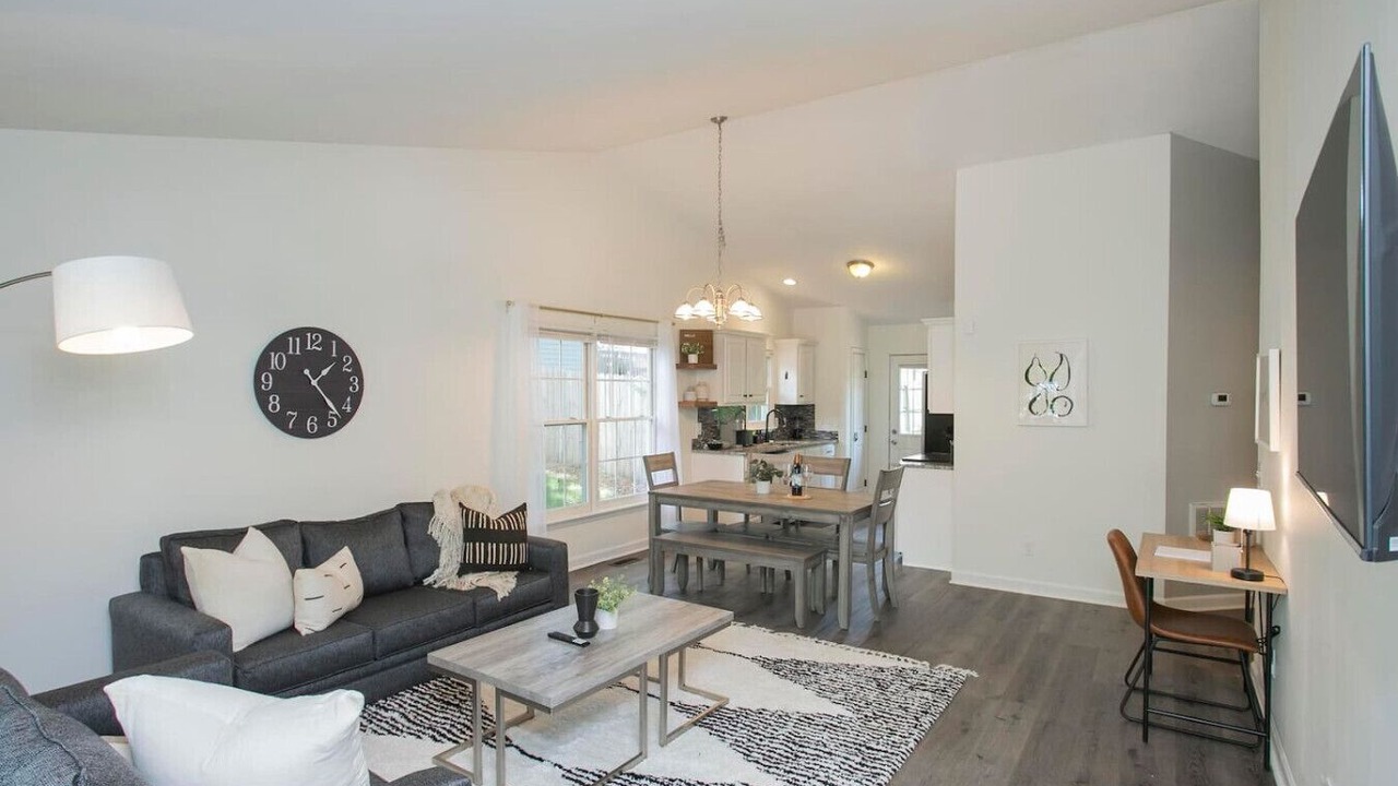 Photo of Livingroom in Shelby Hills