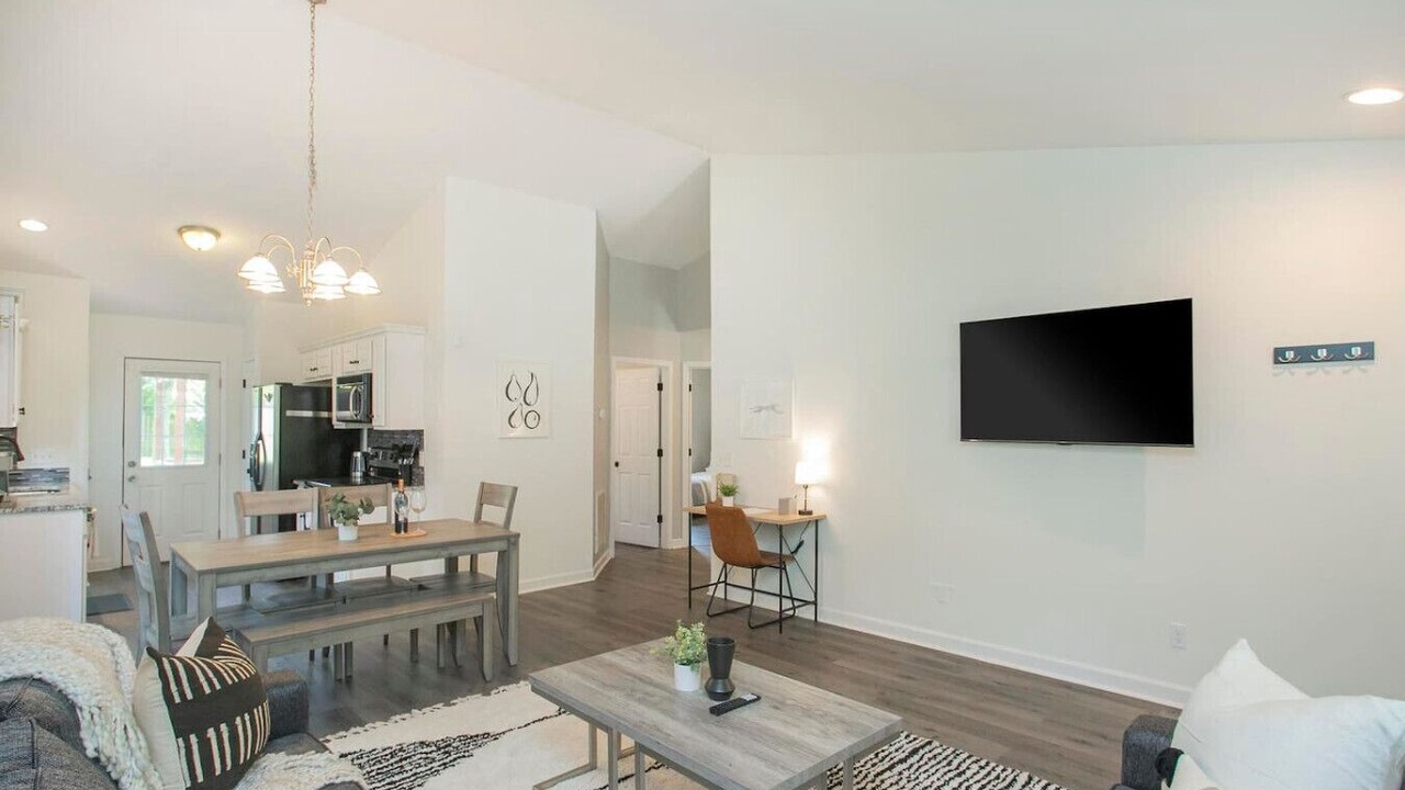 Photo of Livingroom in Shelby Hills