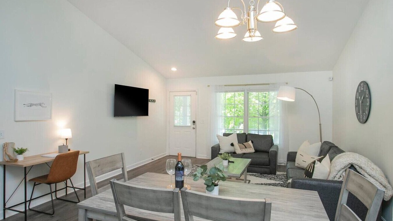Photo of Livingroom in Shelby Hills
