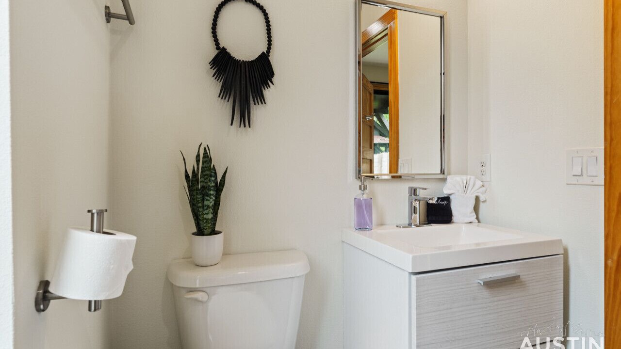 Photo of Bathroom in Montopolis