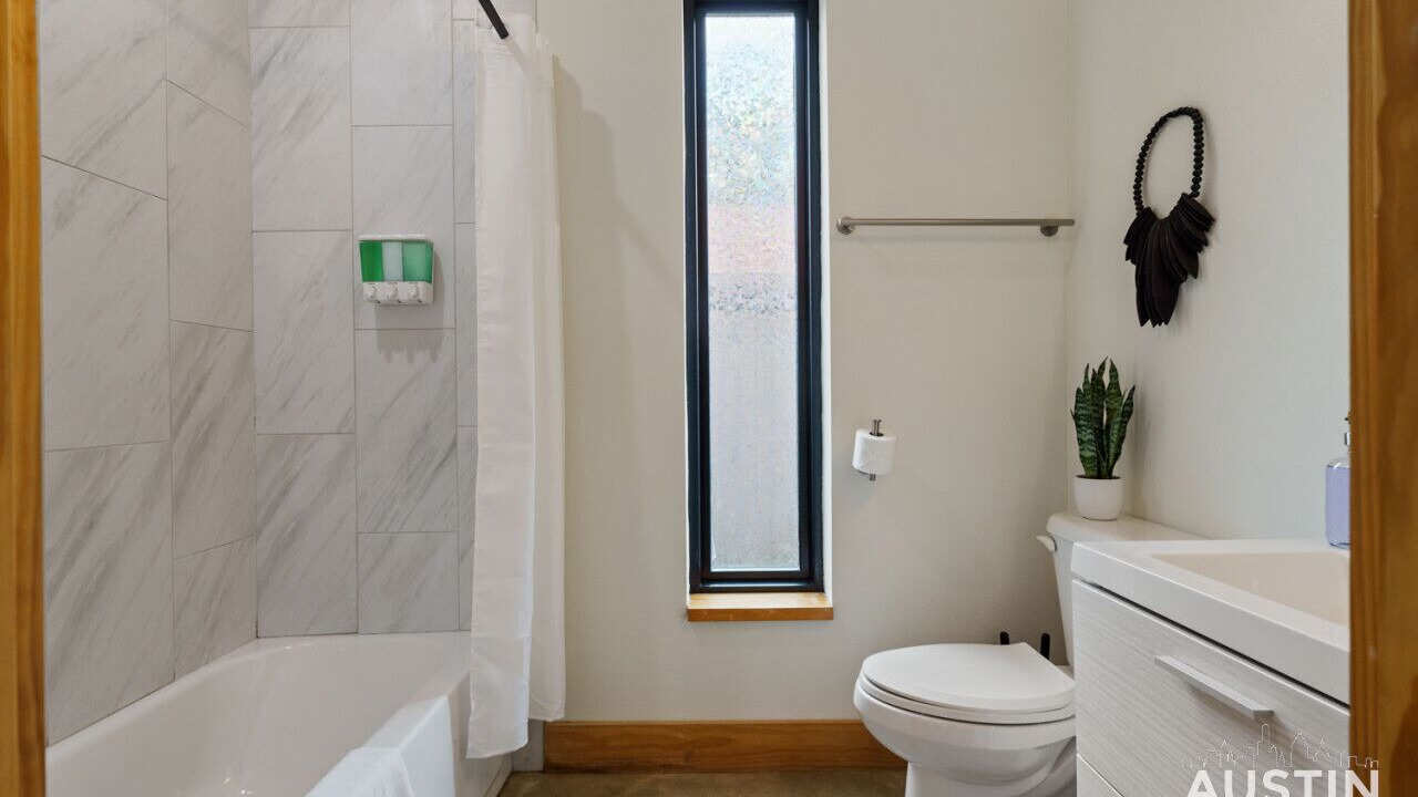 Photo of Bathroom in Montopolis