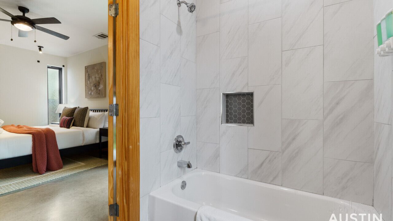 Photo of Bathroom in Montopolis