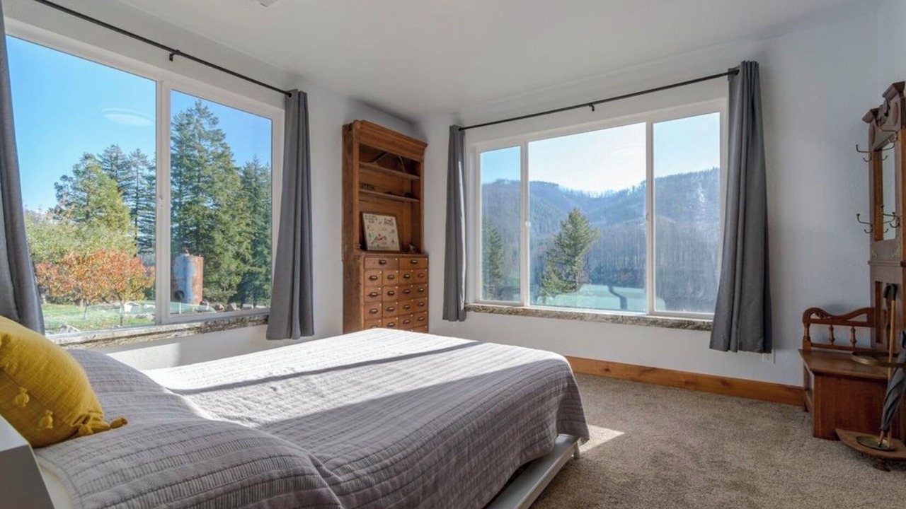 Photo of Bedroom in Cascadia