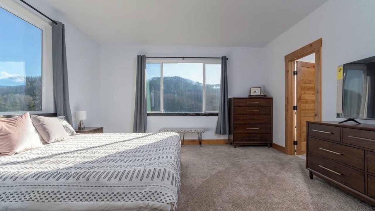 Photo of Bedroom in Cascadia