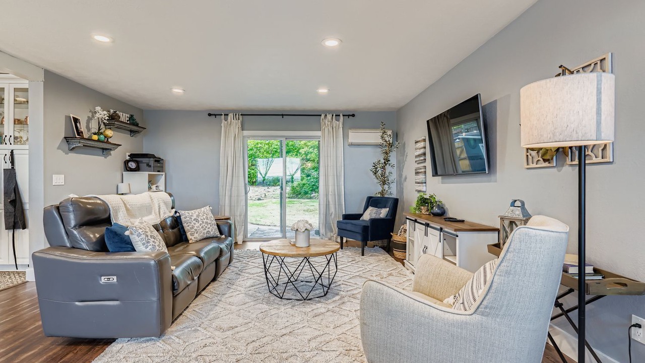 Photo of Livingroom in West Salem