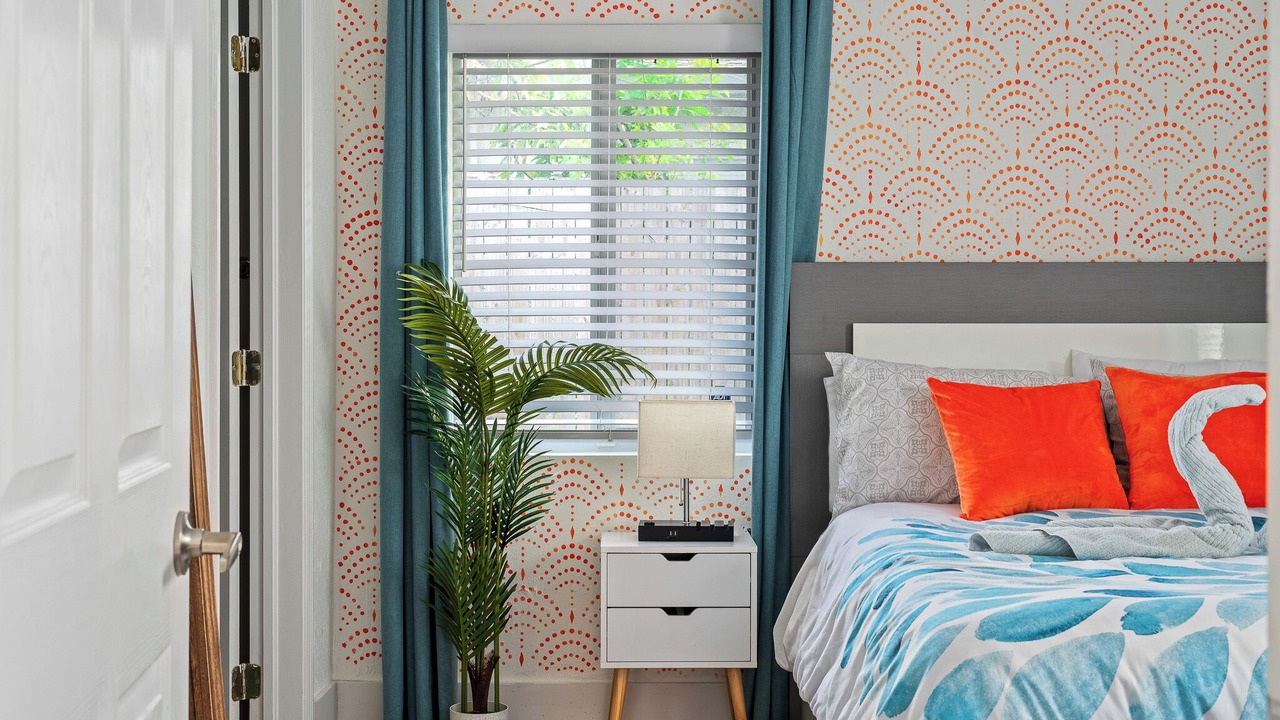 Photo of Bedroom in Central Oakland Park