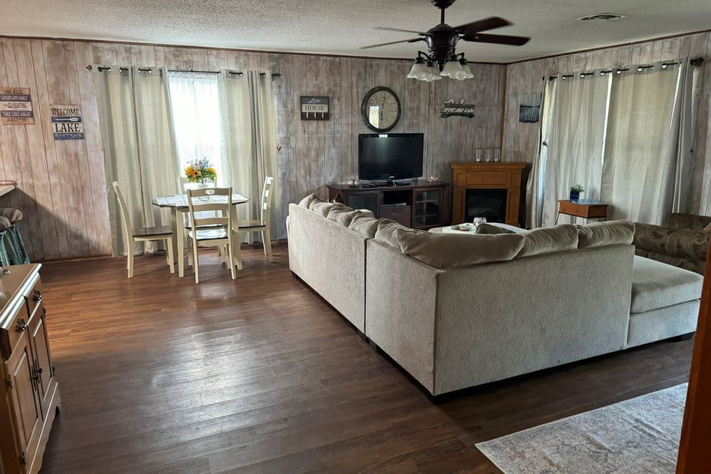 Photo of Livingroom in Graford