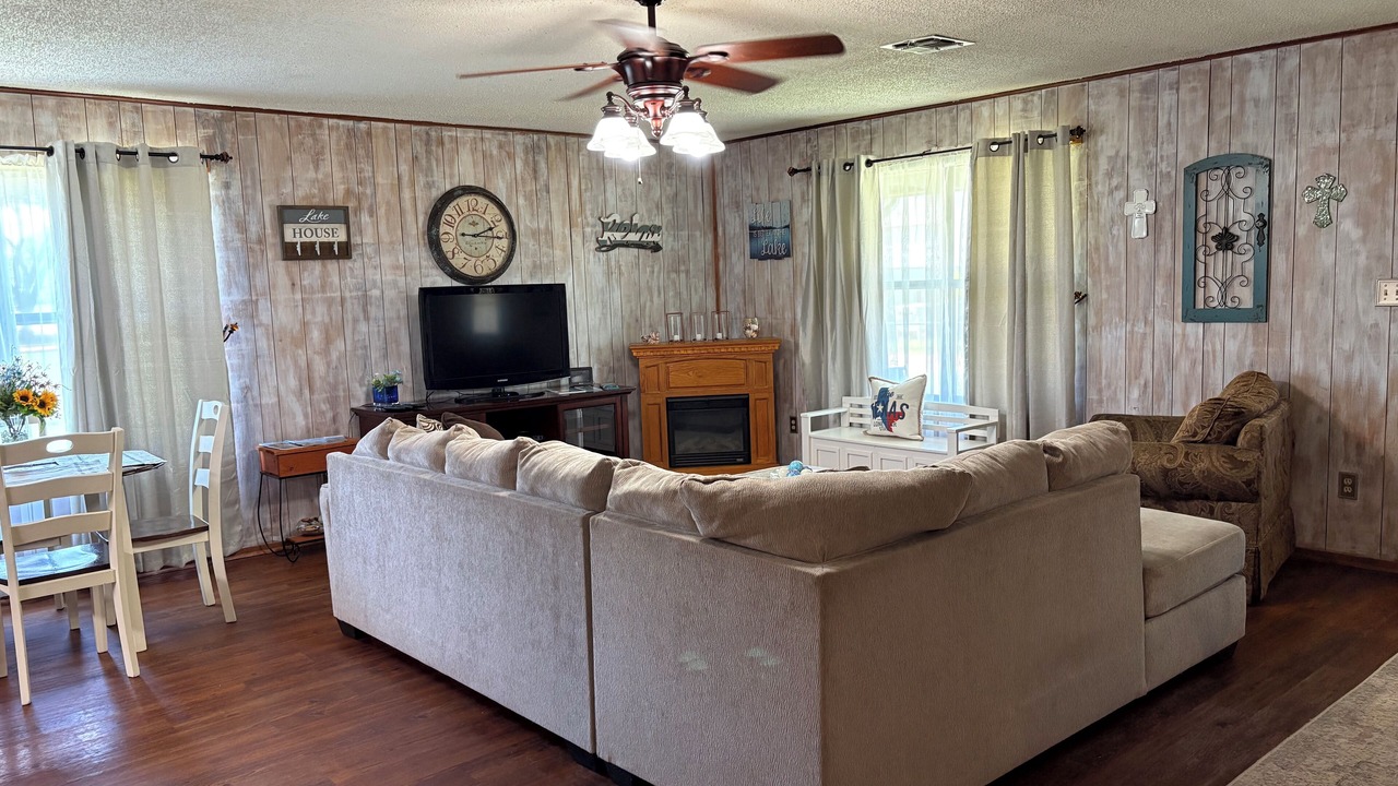 Photo of Livingroom in Graford