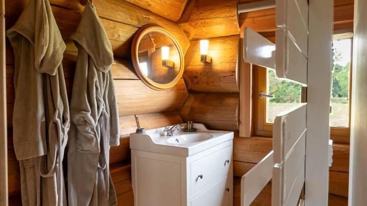 Photo of Bathroom in Chennegy