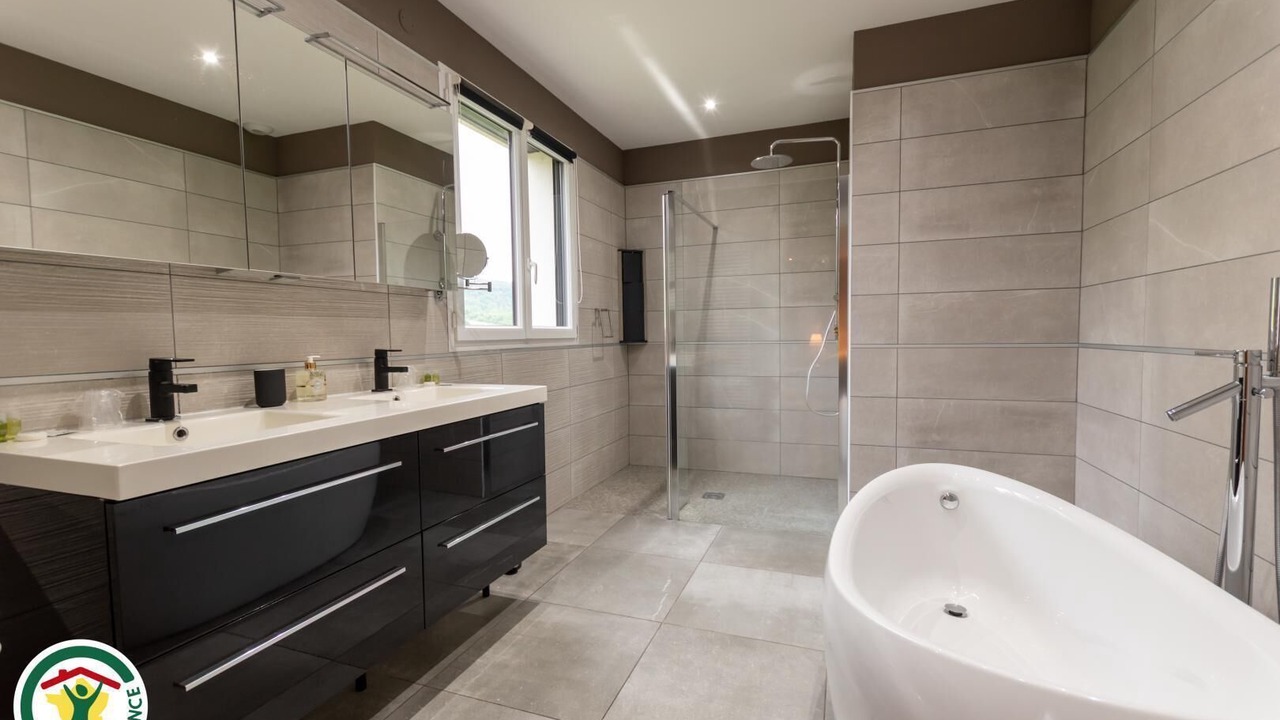 Photo of Bathroom in Courthiezy