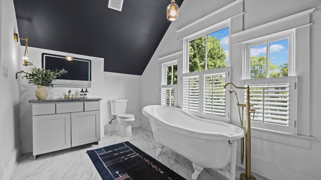 Photo of Bathroom in Del Ray