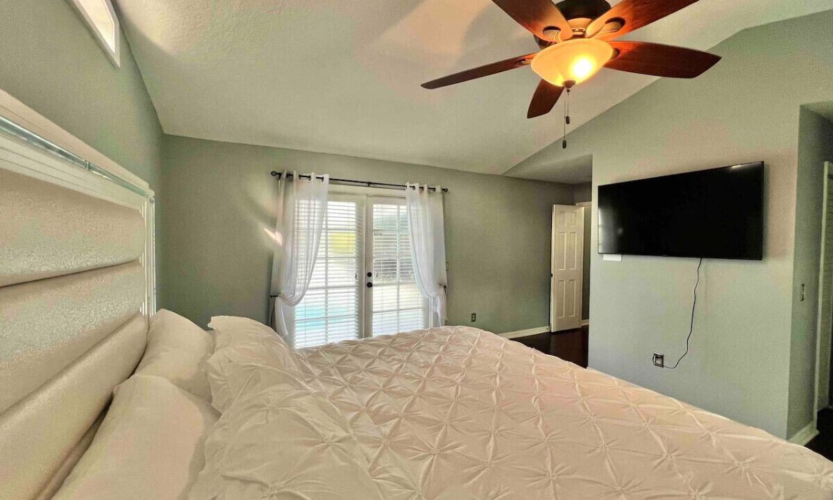 Photo of Bedroom in Greenview Shores