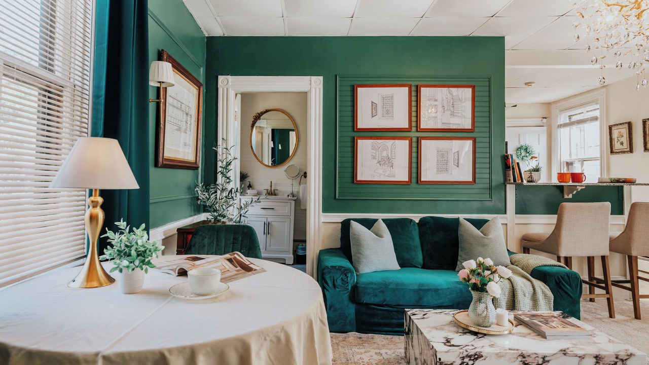 Photo of Livingroom in College Hill