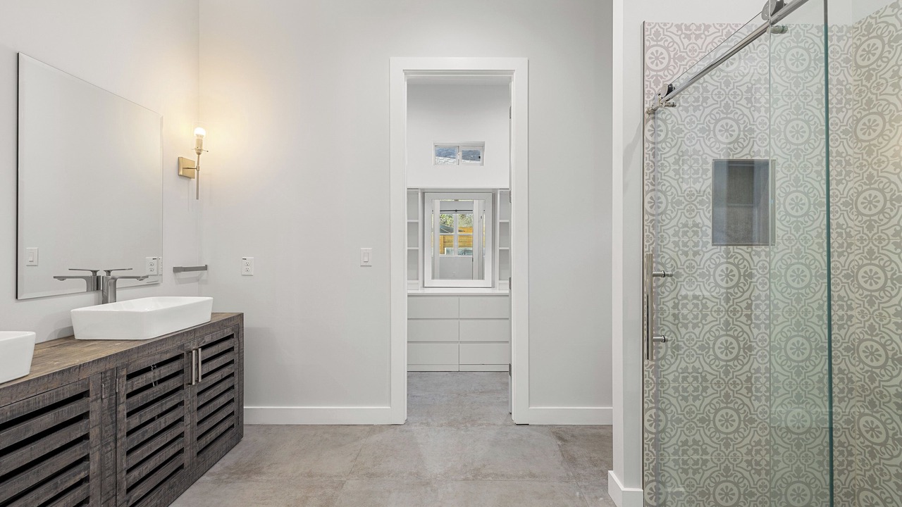 Photo of Bathroom in Lakeland Park