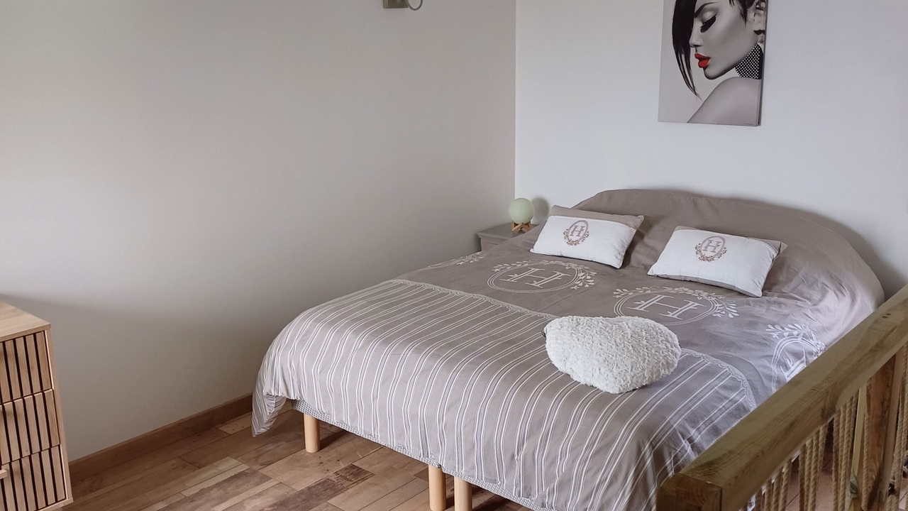 Photo of Bedroom in Distre