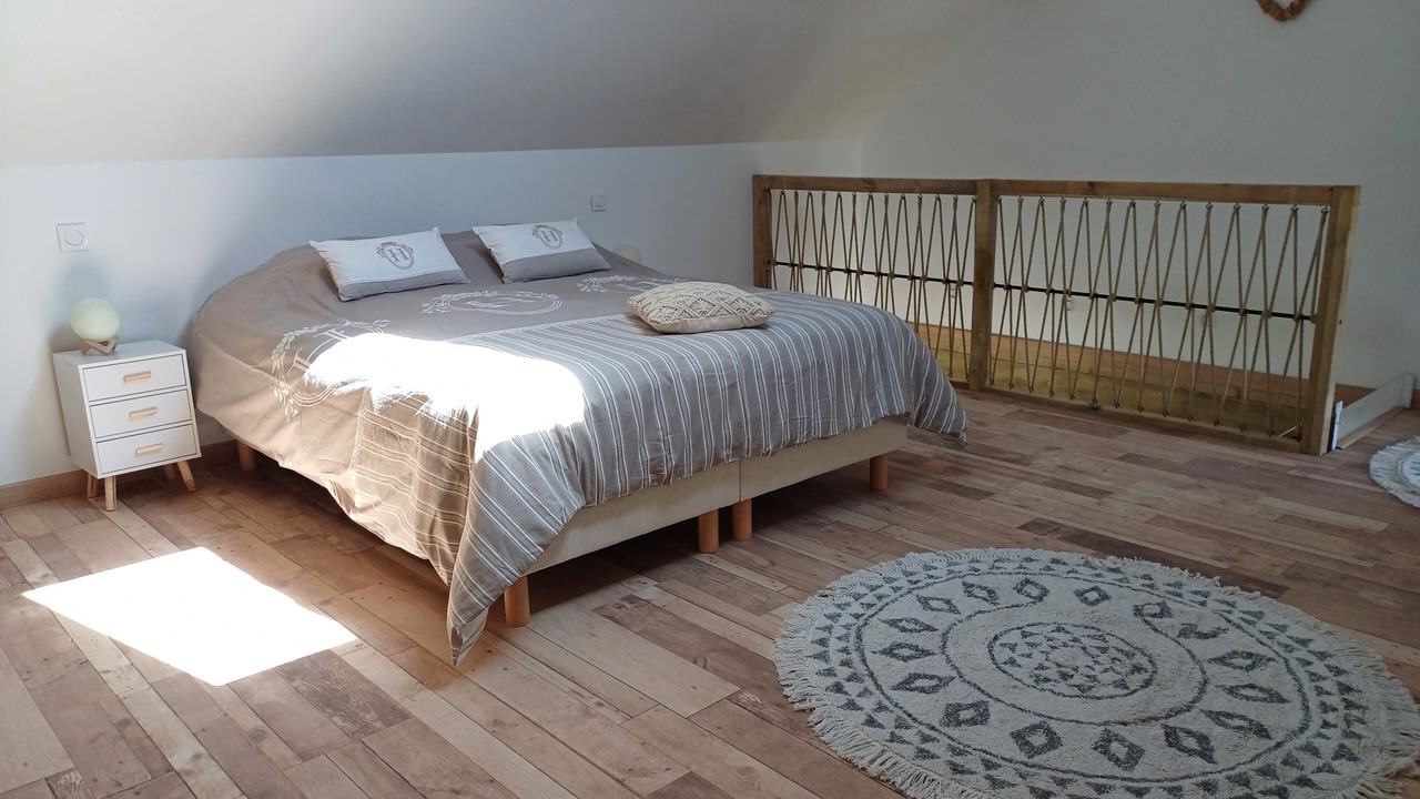 Photo of Bedroom in Distre